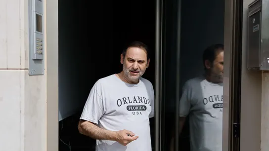 El exministro José Luis Ábalos, tras el registro por agentes de la UCO de su vivienda en Valencia. El exministro José Luis Ábalos, tras el registro por agentes de la UCO de su vivienda en Valencia.