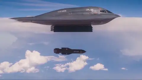 Un cazabombarderos B2 Spirit lanzando una bomba GBU57, también conocida como Penetradora Masiva de Artillería Un cazabombarderos B2 Spirit lanzando una bomba GBU57, también conocida como Penetradora Masiva de Artillería
