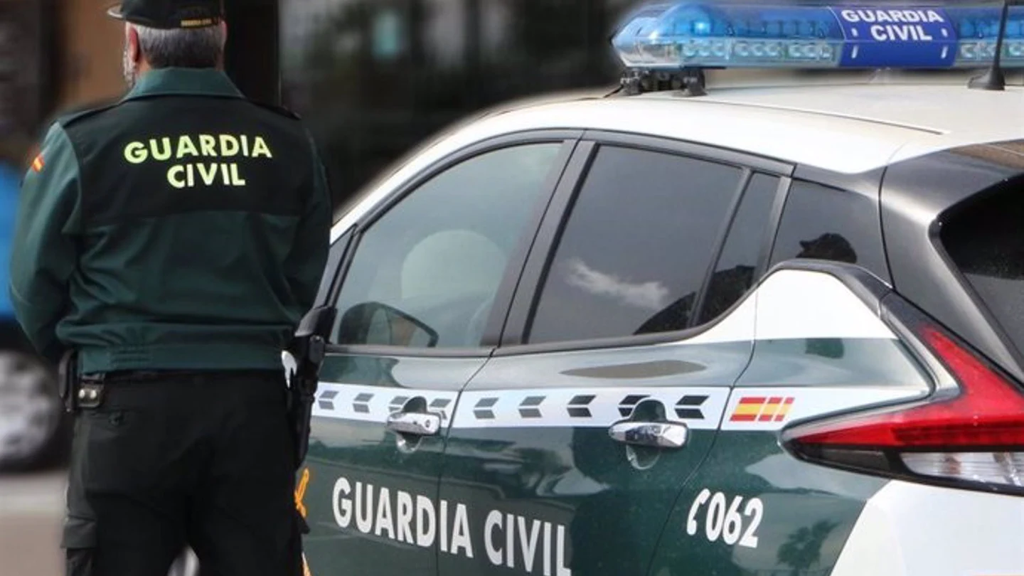 Un agente de la Guardia Civil, de espaldas, junto a un vehículo oficial en imagen de archivo Un agente de la Guardia Civil, de espaldas, junto a un vehículo oficial en imagen de archivo
