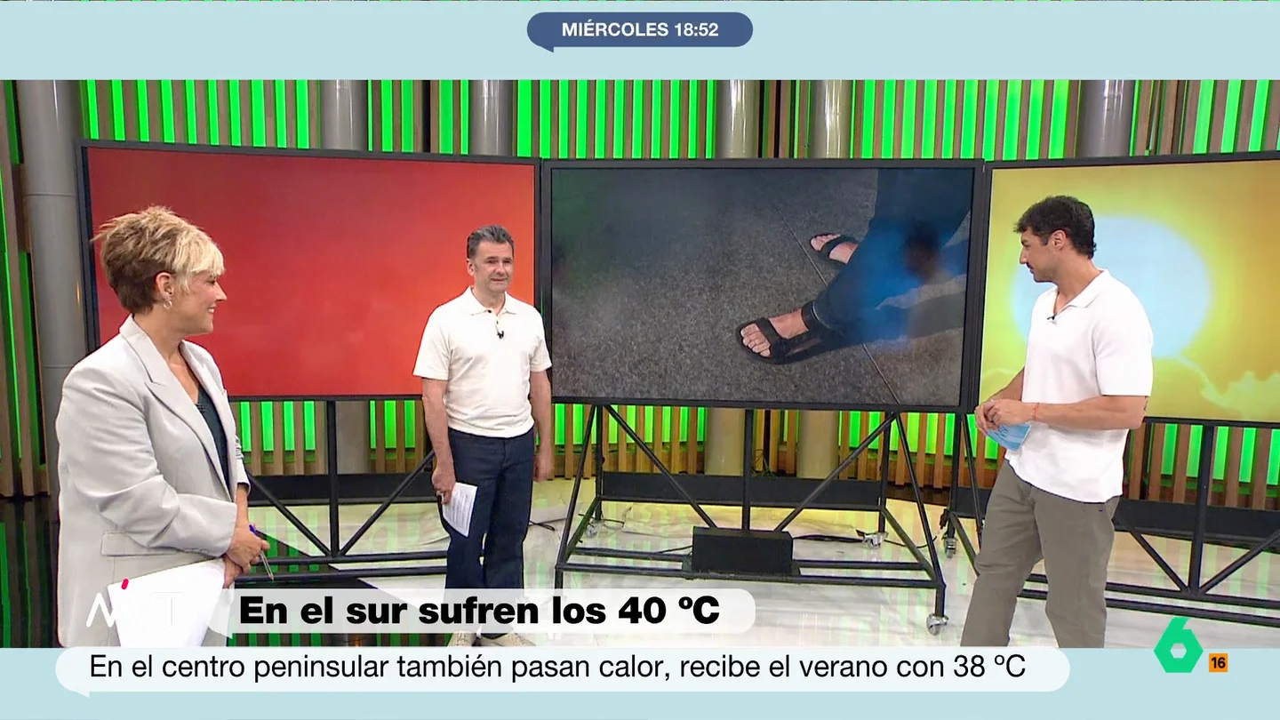 Iñaki López pide perdón a la audiencia después de que Javier Bastida enseñe los pies: "Perdemos audiencia a chorros" El reportero ha decidido ponerse un calzado muy veraniego para soportar las altas temperaturas de Madrid. Javier no ha dudado en mostrar sus sandalias ante la cámara, algo que no ha gustado demasiado al presentador de Más Vale Tarde.