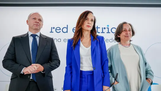 La presidenta no ejecutiva de Redeia, Beatriz Corredor, junto a Roberto García Merino, CEO; y Concha Sánchez, directora general. La presidenta no ejecutiva de Redeia, Beatriz Corredor, junto a Roberto García Merino, CEO; y Concha Sánchez, directora general.