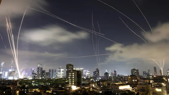 Vista del sistema de defensa israelí la Cúpula de Hierro interceptando misiles iraníes que caen sobre Tel Aviv, Israel. Vista del sistema de defensa israelí la Cúpula de Hierro interceptando misiles iraníes que caen sobre Tel Aviv, Israel.