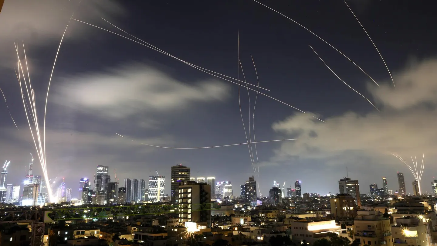 Vista del sistema de defensa israelí la Cúpula de Hierro interceptando misiles iraníes que caen sobre Tel Aviv, Israel. Vista del sistema de defensa israelí la Cúpula de Hierro interceptando misiles iraníes que caen sobre Tel Aviv, Israel.