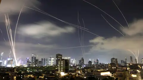 Vista del sistema de defensa israelí la Cúpula de Hierro interceptando misiles iraníes que caen sobre Tel Aviv, Israel. Vista del sistema de defensa israelí la Cúpula de Hierro interceptando misiles iraníes que caen sobre Tel Aviv, Israel.