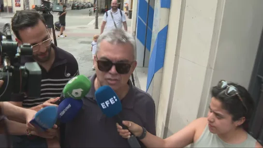 Santos Cerdán responde a la prensa este jueves en las inmediaciones de su casa. Santos Cerdán responde a la prensa este jueves en las inmediaciones de su casa.