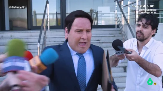 Joaquín Reyes imita al "particular" Alberto González Amador: "¡Otra vez se me ha olvidado hacer la declaración de la Renta!" En una nueva entrega de 'Zanguangos', Joaquín Reyes se convierte en el novio de Isabel Díaz Ayuso, que vuelve a golpearse con las cámaras, repasa las demandas que ha interpuesto y enseña su "pisito de una pareja joven normal".