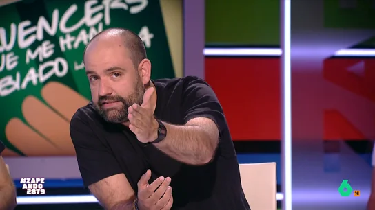 Daniel Fez, sobre el agua de un influencer para tener superpoderes: "El secreto para ser Superman estaba ahí y no lo habíamos visto" Daniel Fez nos habla en Zapeando de los influencers que le han cambiado la vida. Uno de ellos cuenta una 'fórmula' para convertir el agua en "solarizada" y tener superpoderes. Su divertido análisis, en este vídeo.