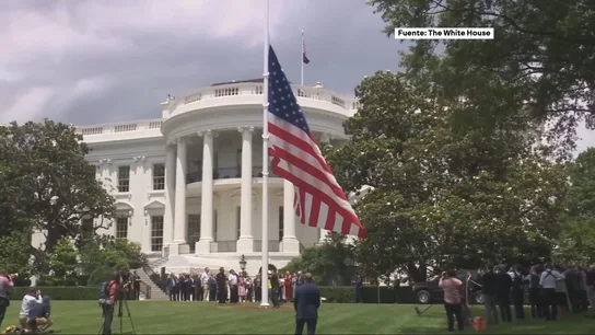 Dos mástiles nuevos, césped que "se empapa" y oro por todas partes: Trump rediseña la Casa Blanca mientras el mundo arde Dos mástiles nuevos, césped que "se empapa" y oro por todas partes: Trump rediseña la Casa Blanca mientras el mundo arde