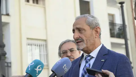 El portavoz de Agricultura del Grupo Parlamentario Popular de Extremadura, Bibiano Serrano, atiende a los medios en una imagen de archivo. El portavoz de Agricultura del Grupo Parlamentario Popular de Extremadura, Bibiano Serrano, atiende a los medios en una imagen de archivo.