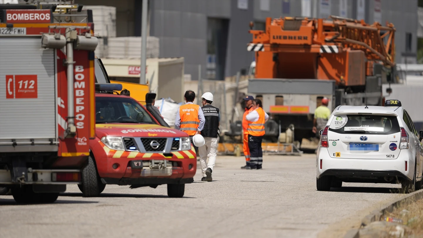 Efectivos de emergencias inspeccionan la nave en construcción desplomada. Efectivos de emergencias inspeccionan la nave en construcción desplomada.