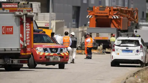 Efectivos de emergencias inspeccionan la nave en construcción desplomada. Efectivos de emergencias inspeccionan la nave en construcción desplomada.
