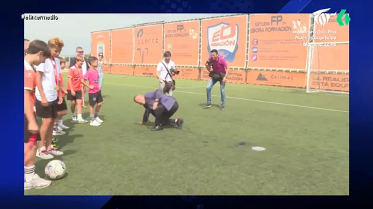 Dani Mateo, después de que García-Page se caiga tirando un penalti: "Los niños le prefieren a usted antes que a Almeida" El presidente de Castilla-La Mancha ha acudido a la inaguración de un centro deportivo y no ha dudado en mostrar sus habilidades con el balón. Pero, su lanzamiento ha terminado con él tirado en el cesped.