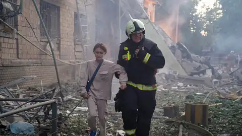 Rusia bombardea una escuela en Ucrania. Rusia bombardea una escuela en Ucrania.