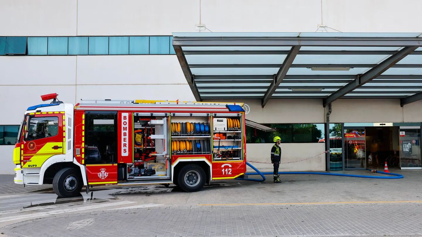 Los Bomberos frente al Hospital la Fe de Valencia, en una imagen de archivo. Los Bomberos frente al Hospital la Fe de Valencia, en una imagen de archivo.