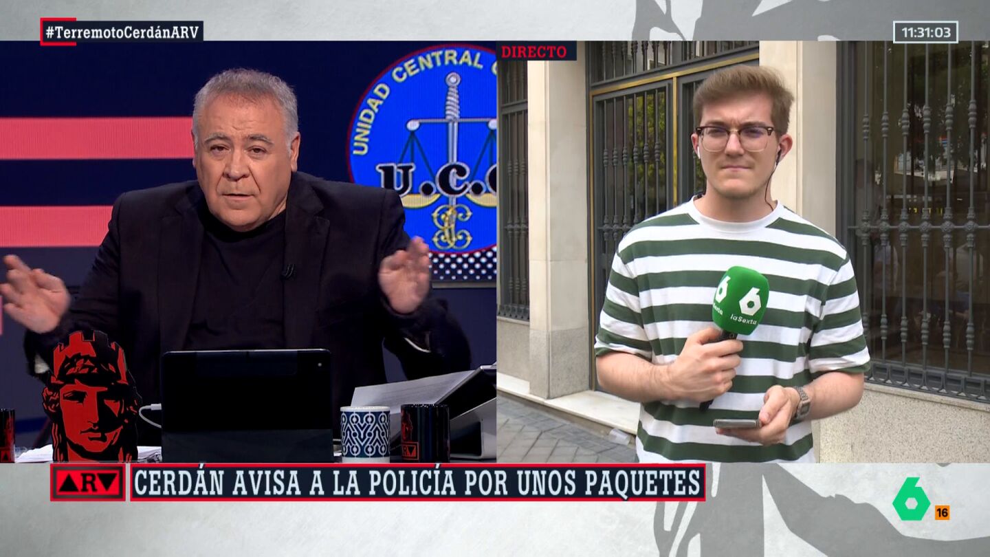 Varios agentes entran en casa de Santos Cerdán