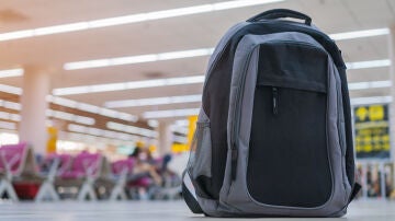 Mochila en el aeropuerto