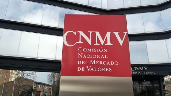 La CNMV suspende la cotización en bolsa del BBVA y del Sabadell pendiente de que el Gobierno se pronuncie sobre la OPA La CNMV suspende la cotización en bolsa del BBVA y del Sabadell pendiente de que el Gobierno se pronuncie sobre la OPA