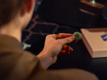 El moto tag en la mano El moto tag en la mano