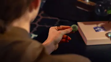 El moto tag en la mano El moto tag en la mano