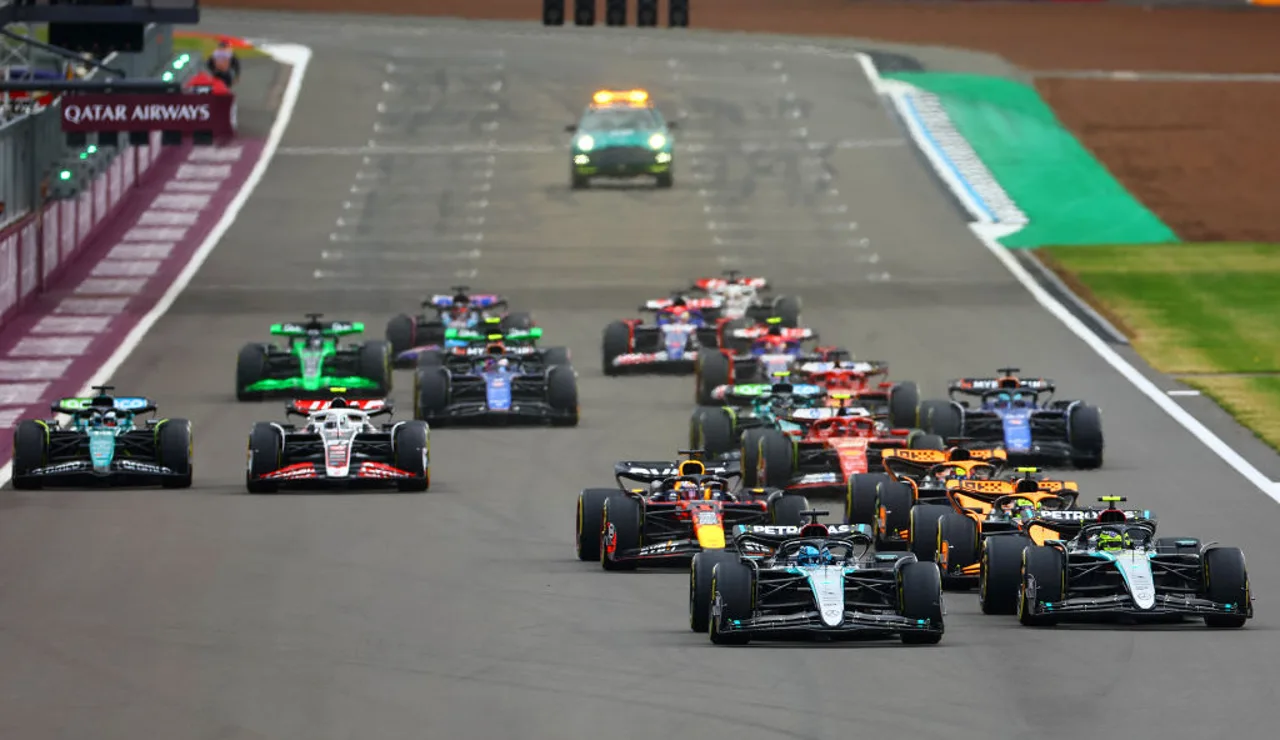 Los dos Mercedes, George Russell y Lewis Hamilton, al frente de la parrilla tras la salida del GP de Gran Bretaña en 2024