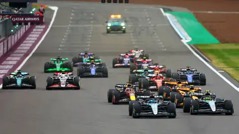 Los dos Mercedes, George Russell y Lewis Hamilton, al frente de la parrilla tras la salida del GP de Gran Bretaña en 2024 Los dos Mercedes, George Russell y Lewis Hamilton, al frente de la parrilla tras la salida del GP de Gran Bretaña en 2024