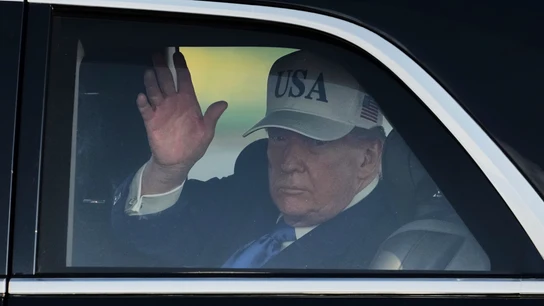 Donald Trump saluda desde su coche oficial durante la cumbre de la OTAN en La Haya Donald Trump saluda desde su coche oficial durante la cumbre de la OTAN en La Haya