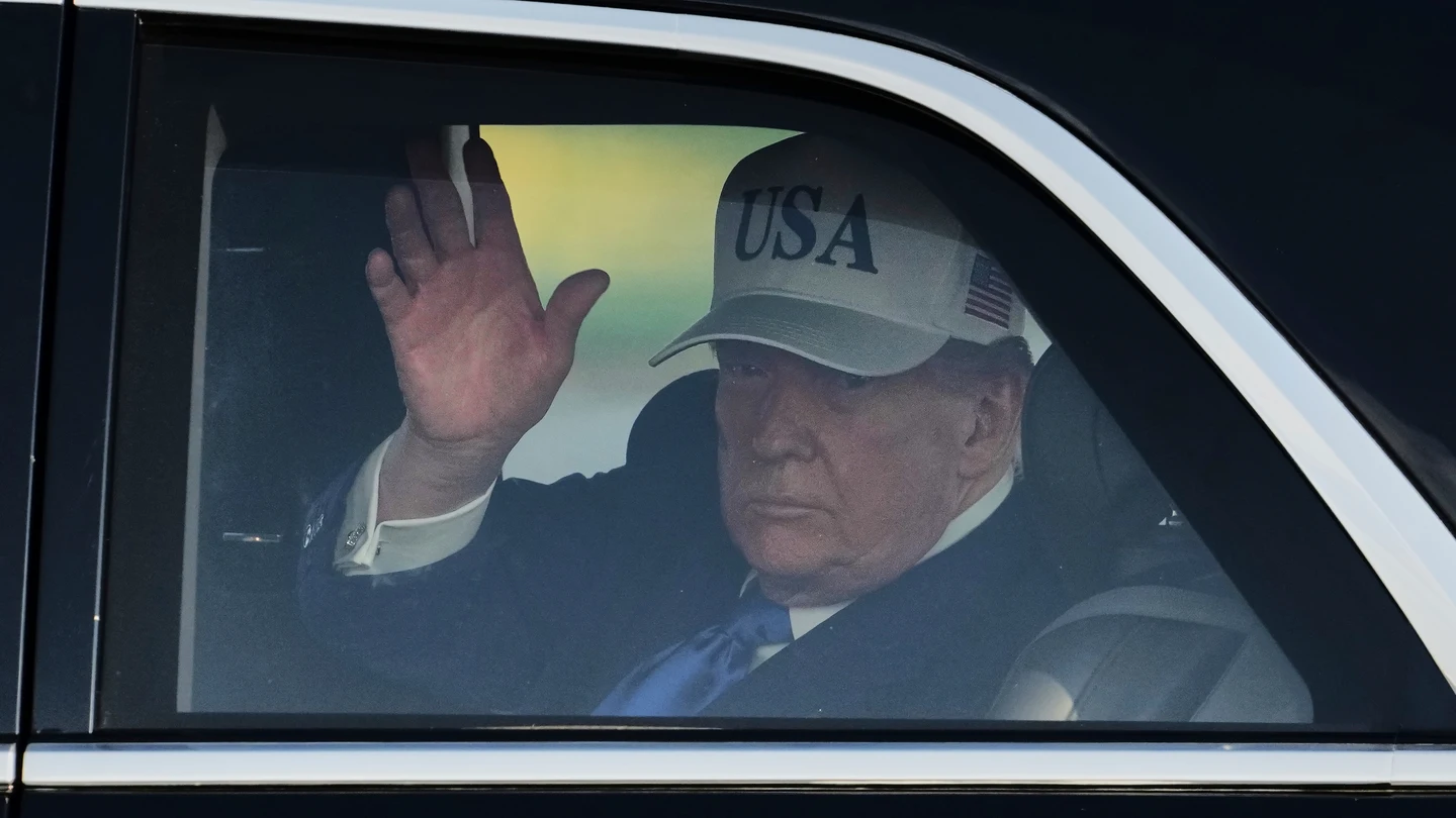 Donald Trump saluda desde su coche oficial durante la cumbre de la OTAN en La Haya Donald Trump saluda desde su coche oficial durante la cumbre de la OTAN en La Haya