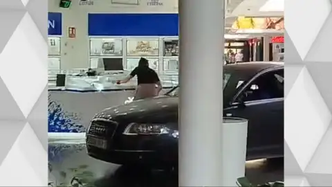 Robo de película en C.C Parquesur (Leganés): aluniceros empotran un coche contra una joyería y huyen entre las tiendas llenas de gente Robo de película en C.C Parquesur (Leganés): aluniceros empotran un coche contra una joyería y huyen entre las tiendas llenas de gente