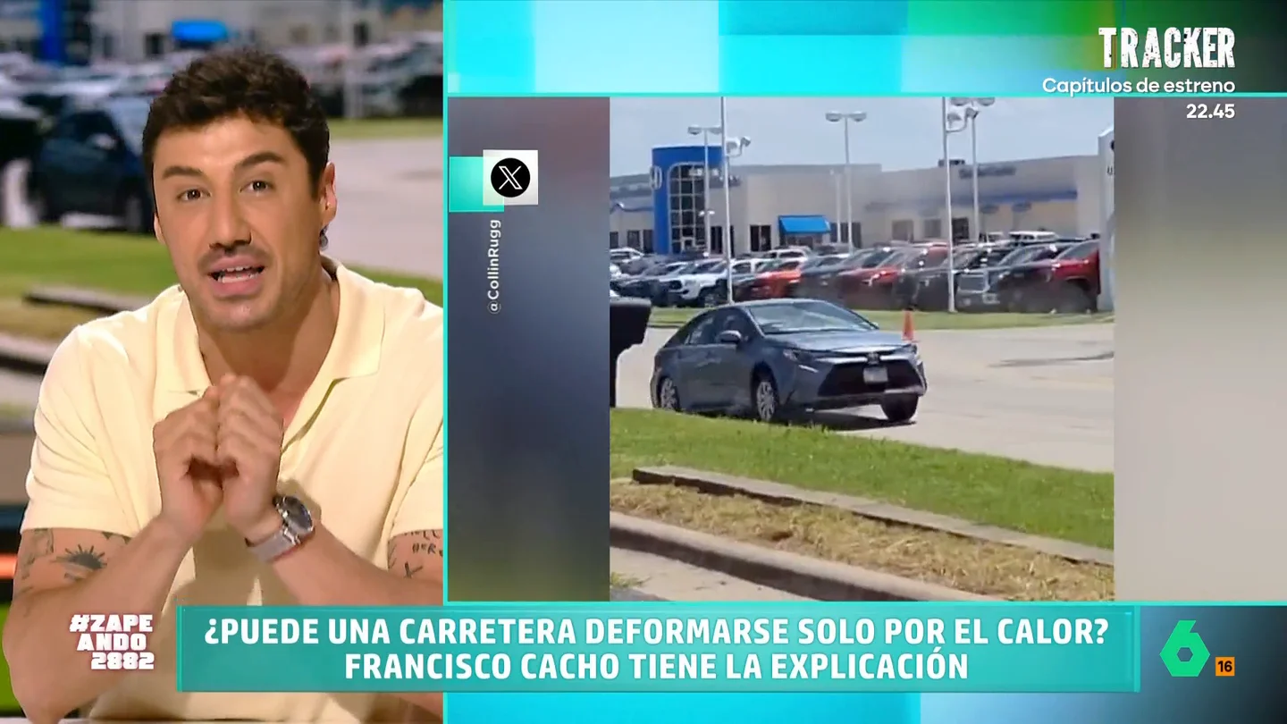 ¿Se puede deformar una carretera por culpa del calor? Francisco Cacho tiene la explicación Un usuario de la red social 'X' ha compartido un curioso vídeo. En él se puede ver como una carretera tiene una zona con una gran deformación que provoca que los vehículos den un salto al pasar por encima.