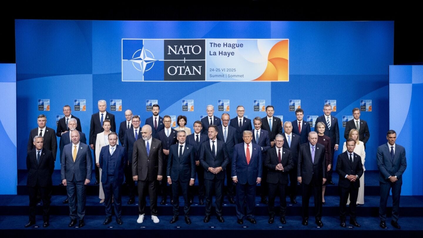 Foto de familia de la cumbre de la OTAN este miércoles en La Haya