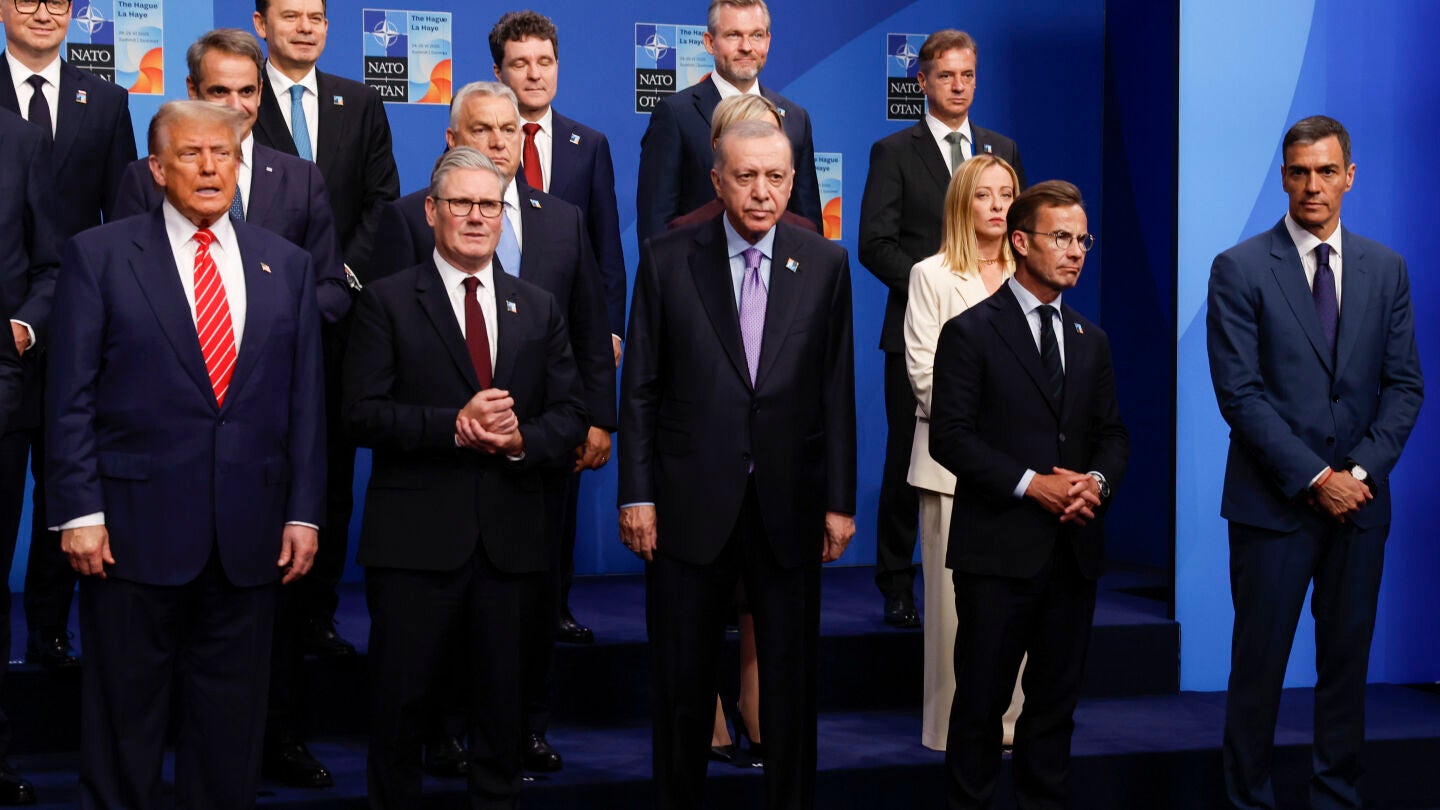 El presidente del Gobierno español, Pedro Sánchez, y el presidente estadounidense, Donald Trump, en la cumbre de la OTAN