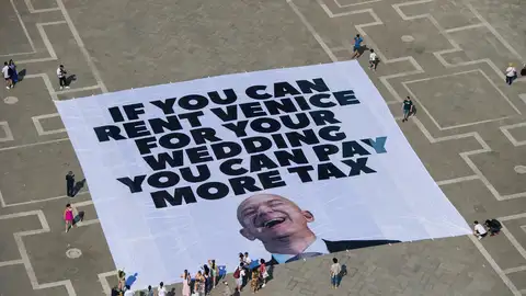 Greenpeace despliega una lona para protestar por la boda de Bezos en Venecia Greenpeace despliega una lona para protestar por la boda de Bezos en Venecia
