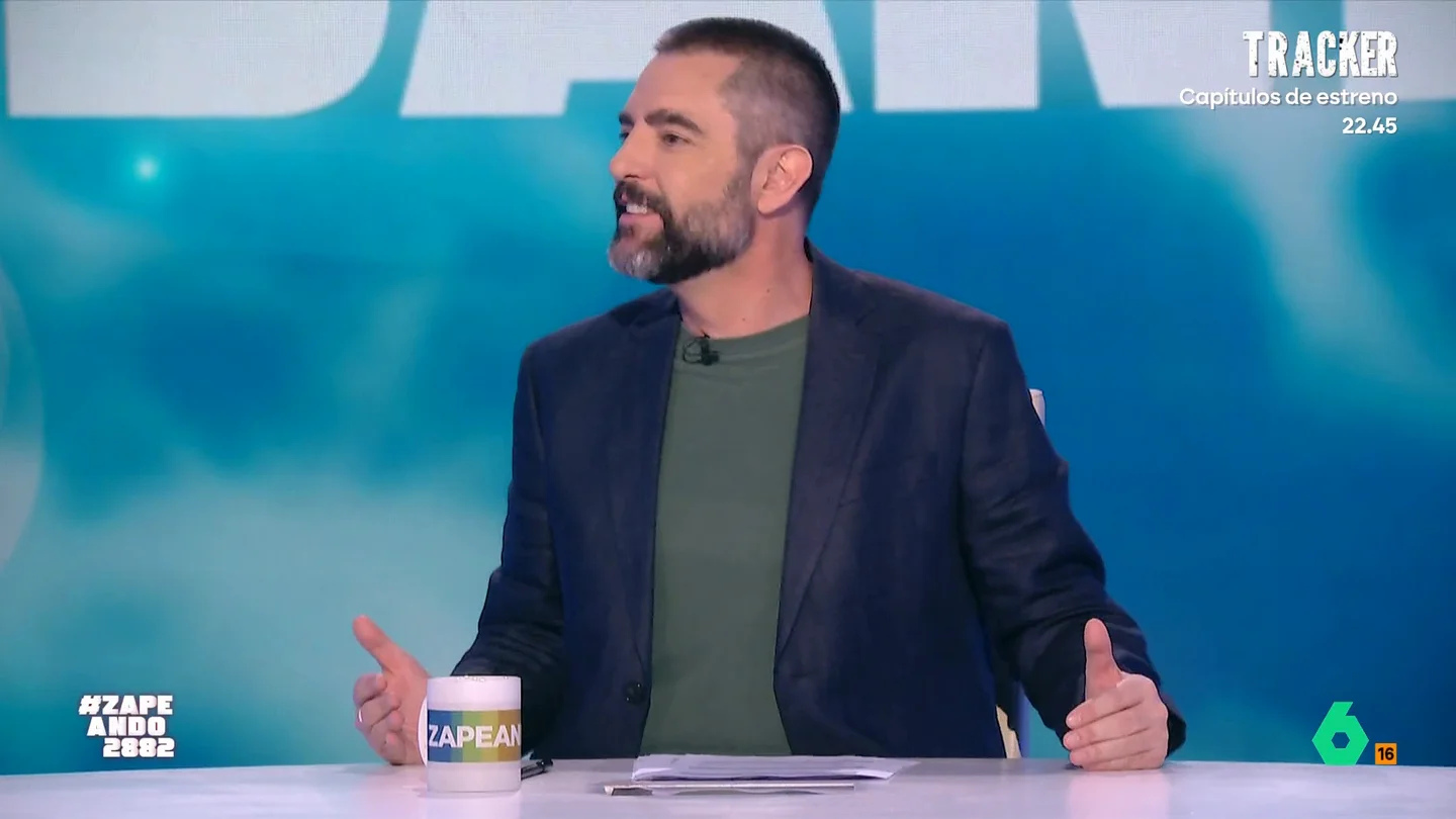 Dani Mateo, sobre las 'duras' declaraciones del rey emérito a los medios: "Solo lo entiende Rajoy" "Cuantas más mentiras digáis, más me veréis, me veréis mejor", así respondía el rey Juan Carlos a los medios que le preguntaban por sus memorias. "No sé si es más ortopédica su cadera o su sintaxis", reacciona Quique Peinado.