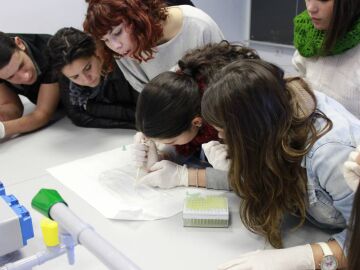 La ciudadan&iacute;a espa&ntilde;ola conf&iacute;a en la ciencia, pero exige m&aacute;s compromiso social y comunicaci&oacute;n clara