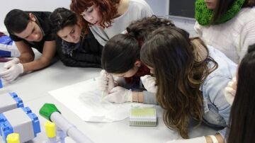 La ciudadanía española confía en la ciencia, pero exige más compromiso social y comunicación clara