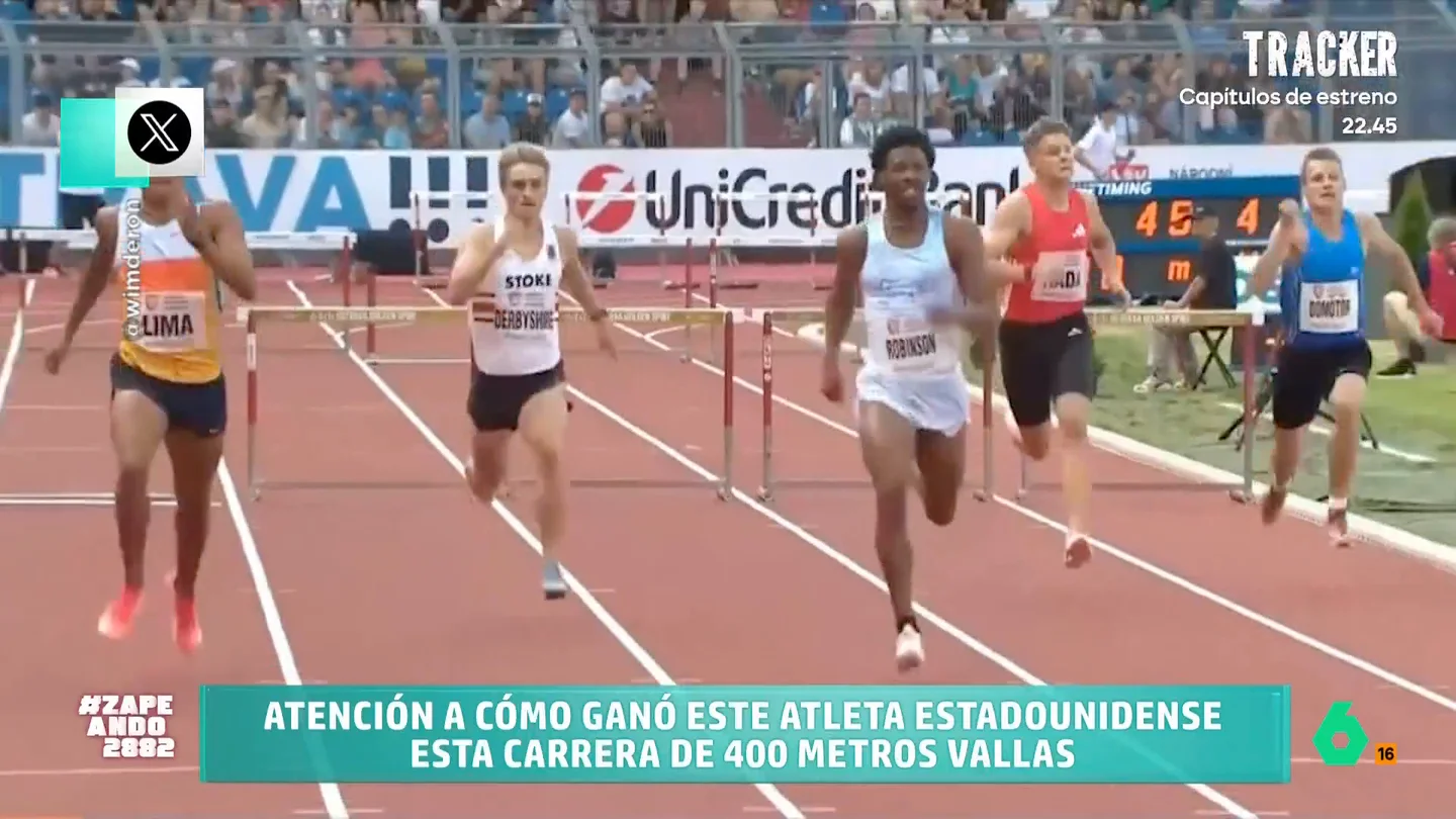 Atención a cómo ganó un atleta esta carrera de 400 metros vallas: "Podría haber sacado un ojo a alguien..." El deportista sufre un pequeño accidente por culpa del pantalón que ha escogido para competir. "¿Está compitiendo en los 400 metros vallas o en salto de pertiga?", pregunta Iñaki Urrutia tras ver las imágenes.