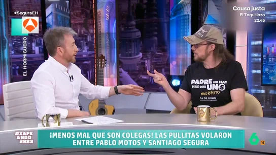 El duelo de 'dardos' entre Santiago Segura y Pablo Motos en 'El Hormiguero': "Los que os habéis puesto pelo os creéis algo" Zapeando analiza los divertidos 'zascas' que intercambiaron Pablo Motos y Santiago Segura en su visita a 'El Hormiguero' y Dani Mateo desvela un par de anécdotas con el director de 'Padre no hay más que uno 5'.