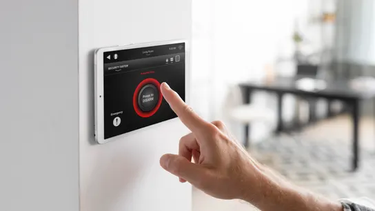 Un hombre utiliza una alarma de seguridad en su hogar (archivo) Un hombre utiliza una alarma de seguridad en su hogar (archivo)
