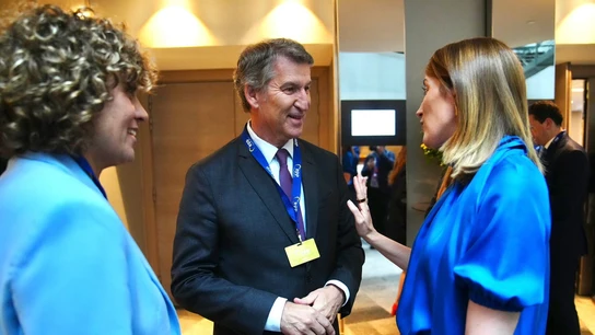 El líder del PP, Alberto Núñez Feijóo, conversa con la presidenta del Parlamento Europeo, Roberta Metsola, y la secretaria general del PPE, Dolors Montserrat, tras asistir a la cumbre del PPE en Bruselas.  El líder del PP, Alberto Núñez Feijóo, conversa con la presidenta del Parlamento Europeo, Roberta Metsola, y la secretaria general del PPE, Dolors Montserrat, tras asistir a la cumbre del PPE en Bruselas.