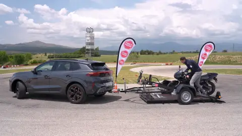 Álvaro Turiel, redactor del programa, junto con el Cupra Terramar y su remolque Álvaro Turiel, redactor del programa, junto con el Cupra Terramar y su remolque