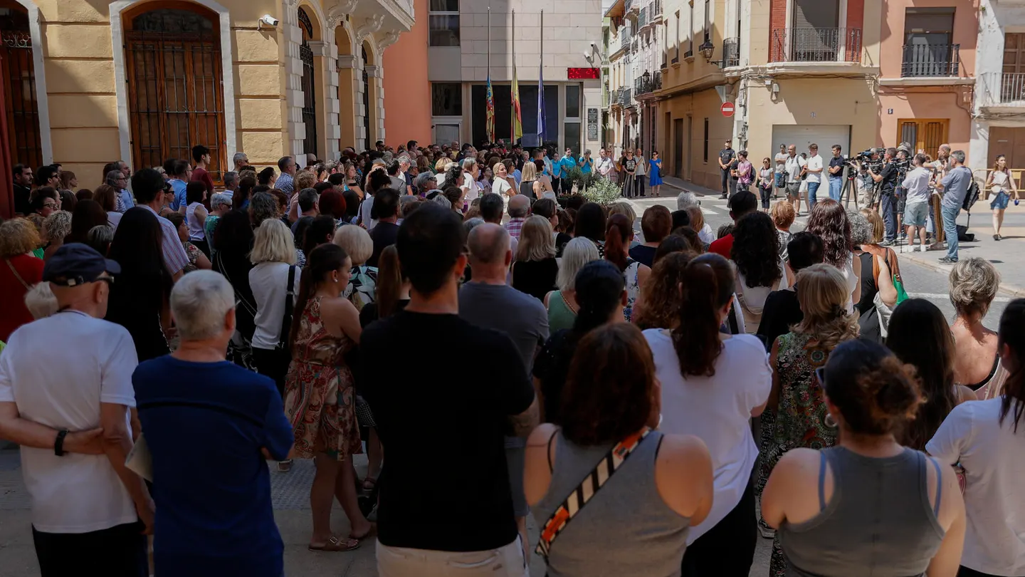 Minuto de silencio convocado por el ayuntamiento de Algemesí (Valencia) en repulsa por el asesinato machista de una mujer y su hijo pequeño Minuto de silencio convocado por el ayuntamiento de Algemesí (Valencia) en repulsa por el asesinato machista de una mujer y su hijo pequeño
