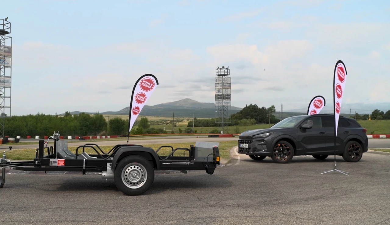 Cupra Terramar eHybrid junto con un remolque
