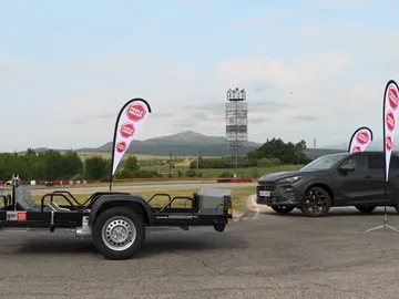 Cupra Terramar eHybrid junto con un remolque Cupra Terramar eHybrid junto con un remolque