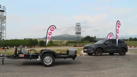Cupra Terramar eHybrid junto con un remolque Cupra Terramar eHybrid junto con un remolque
