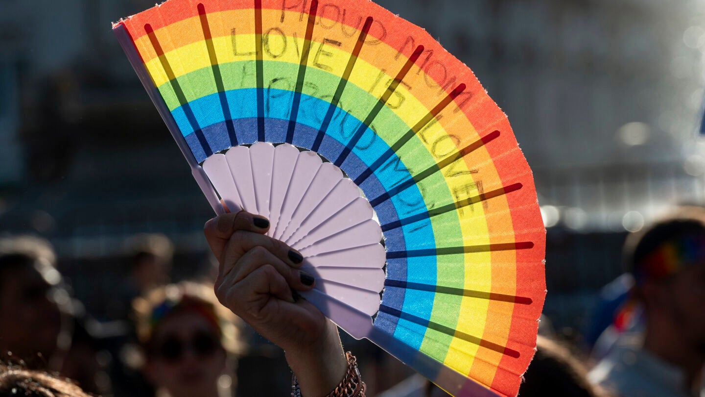 Un abanico con los colores de la bandera arco&iacute;ris que representa al colectivo LGTBIQ+ durante las fiestas del Orgullo de Madrid de 2024