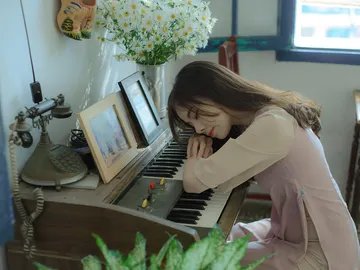 Mujer durmiendo sobre un piano Mujer durmiendo sobre un piano