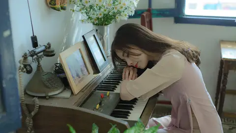Mujer durmiendo sobre un piano Mujer durmiendo sobre un piano