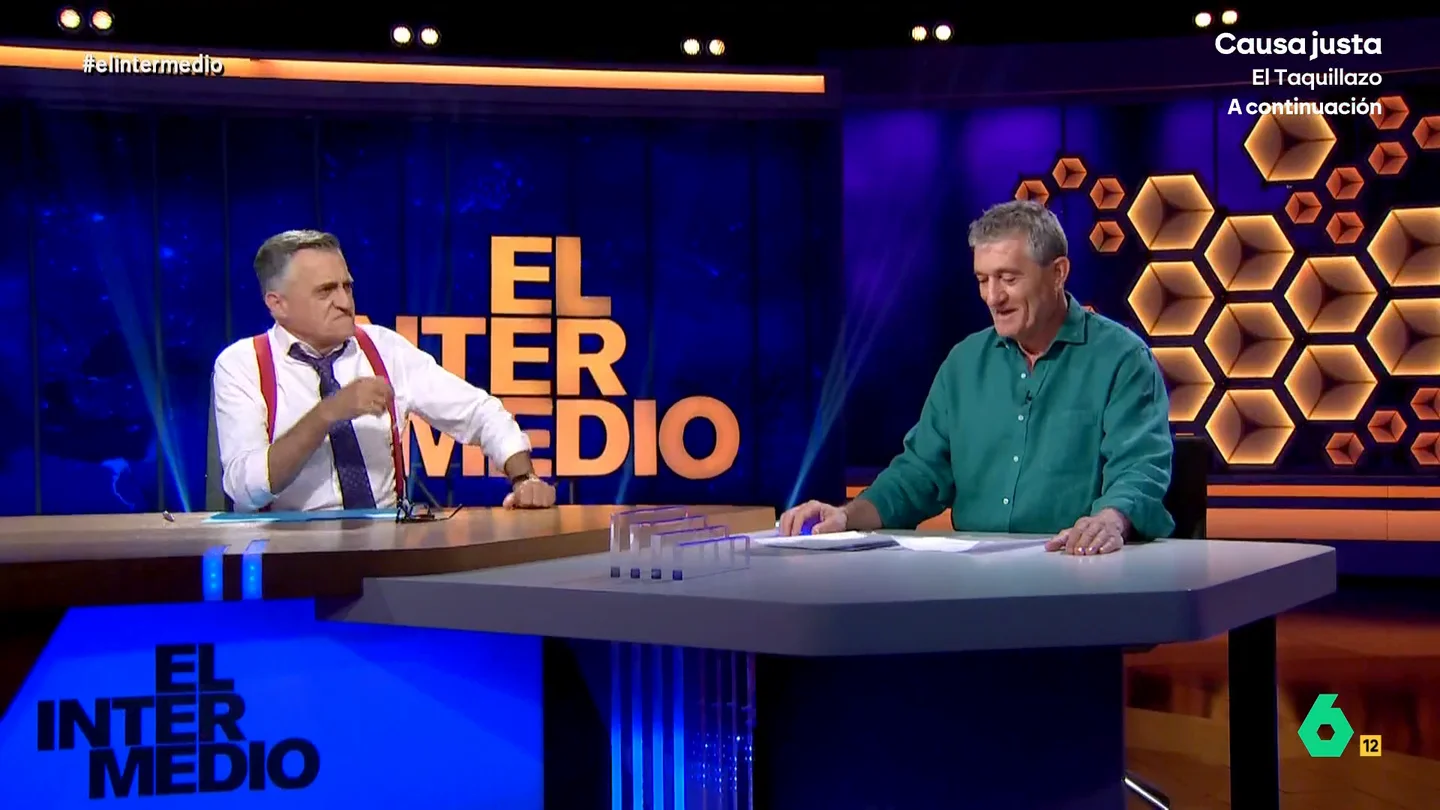El Gran Wyoming, sobre cómo habla Trump en inglés: "Ha ido a la misma escuela de idiomas que Rajoy" Guillermo Fesser ha señalada, en El Intermedio, que el mandatario estadounidense ha utilizado un término incorrecto para hablar de la economía española. "Nos esforzamos toda la vida y el que habla mal es el presidente de EEUU", reprocha.