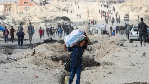 Palestinos recogen comida de un centro de ayuda humanitaria en Gaza Palestinos recogen comida de un centro de ayuda humanitaria en Gaza