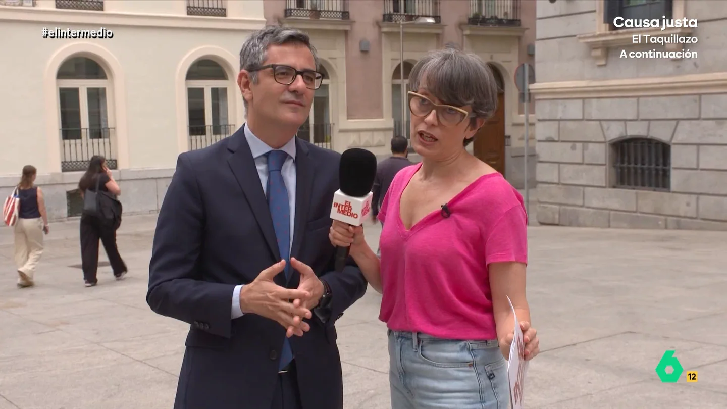 Félix Bolaños afirma que prefiere bañadores que tengan "cuanta más tela, mejor": "Estamos hablando de mi cuerpo..." Thais Villas se ha desplazado hasta la Carrera de San Jerónimo para conocer que preferencias tienen los diputados entorno a los bañadores para ir a la playa o la piscina. No te pierdas sus respuesta en el vídeo principal.